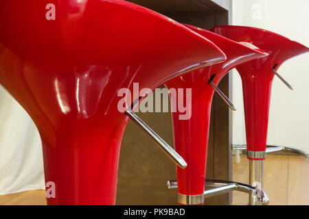 Interno della cucina moderna, dettaglio di sgabelli rosso Foto Stock