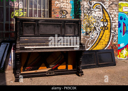 Vecchio pianoforte scartati del produttore C. F. Glass & Co. in un cortile, Colonia, Germania altes ausrangiertes Klavier von C. F. Glass & Co. in einem Foto Stock