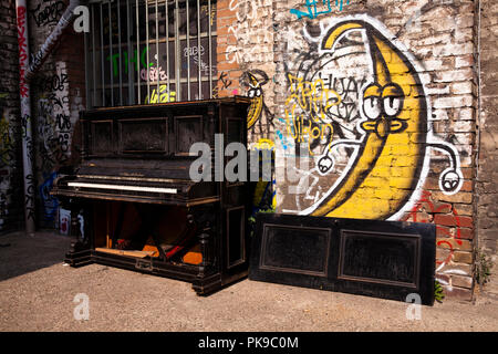 Vecchio pianoforte scartati del produttore C. F. Glass & Co. in un cortile, Colonia, Germania altes ausrangiertes Klavier von C. F. Glass & Co. in einem Foto Stock