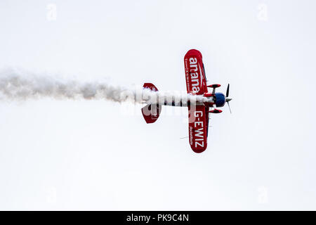 Un Pitts Special S2S banche biplanare di novanta gradi durante un'acrobazia display Foto Stock