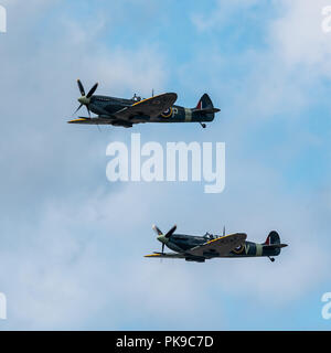 Una coppia di Supermarine Spitfires dal Biggin Hill Heritage appendiabiti volare in formazione oltre il campo di aviazione Foto Stock