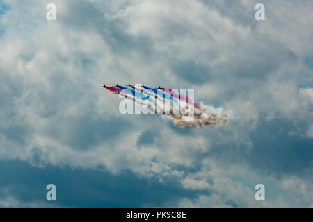 Sette dei nove frecce rosse Hawks line up per la loro manovra successiva Foto Stock