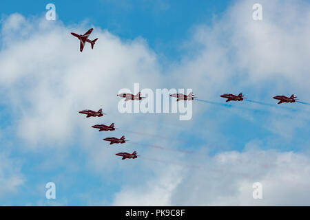 I nove BAe Hawk getti di RAF frecce rosse acrobazia team display Foto Stock