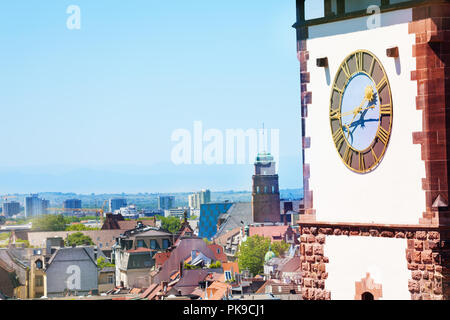 Freiburg cityscape con Schwabentor clock tower Foto Stock