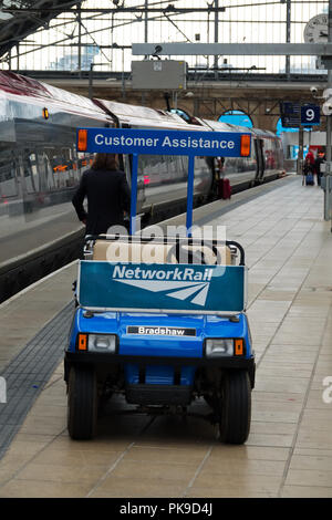 Una rampa di rete assistenza cliente buggy sulla piattaforma a Liverpool Lime stazione St. Foto Stock