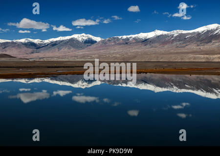 La gente del posto lo chiamava il lago Sand. È un deserto di alta montagna con un piccolo lago salato (lago Blungkol), Karakoram Highway. Xinjiang. Cina. Foto Stock