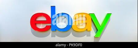 San Jose, California, Stati Uniti d'America - Agosto 12, 2018: logo eBay isolato dal segno di eBay presso la sede centrale a San Jose, Silicon Valley, California. eBay Inc. è una società multinazionale leader nel commercio elettronico Foto Stock