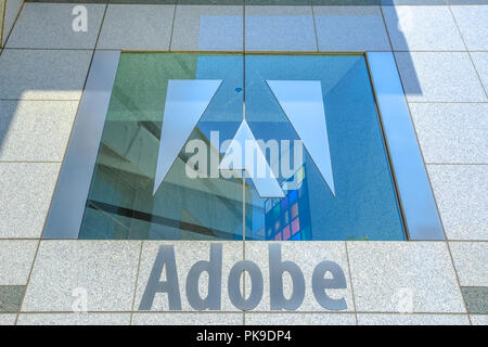 San Jose, California , Stati Uniti - Agosto 12, 2018:Adobe finestra del palazzo con il logo isolata al quartier generale di Adobe. Adobe leader nel software per la grafica, fotografia, video e agenzie microstock Foto Stock