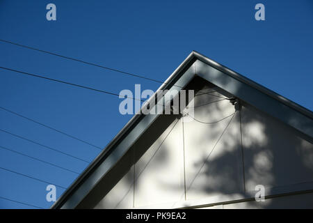 Energia elettrica i cavi di alimentazione che arrivano a una piccola casa di campagna nelle zone rurali del Nuovo Galles del Sud, Australia Foto Stock