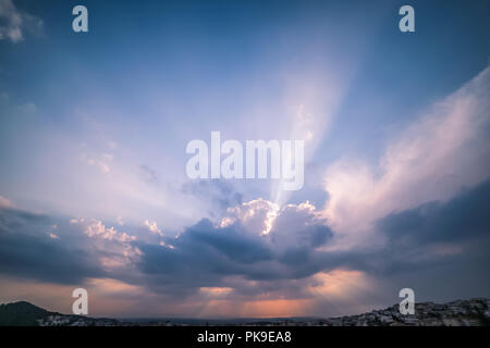 Luce Celeste Piercing raggi attraverso le nuvole sopra il mare greco Foto Stock