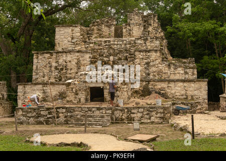 Lavori di restauro presso le rovine Maya di Muyi - Chunyaxche, vicino a Tulum, Messico (10 agosto 2018) Foto Stock