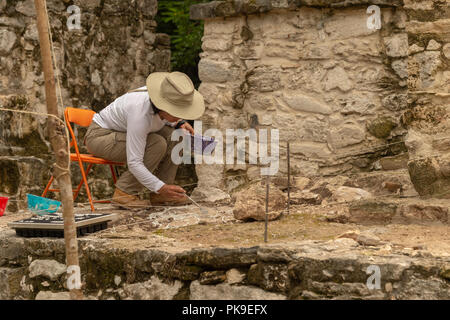 Lavori di restauro presso le rovine Maya di Muyi - Chunyaxche, vicino a Tulum, Messico (10 agosto 2018) Foto Stock