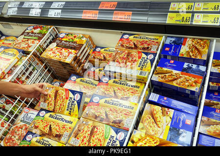 Pizza congelata in imballaggi per la cucina casalinga in un ipermercato Kaufland. Foto Stock