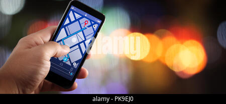 Close up di turista utilizzando GPS di navigazione della mappa sullo smartphone applicazione schermo per la direzione verso la destinazione indirizzo in città con la corsa e technol Foto Stock
