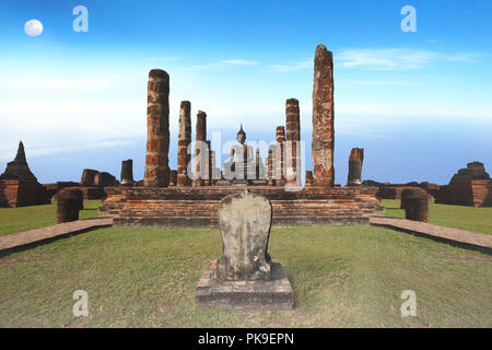 Il paesaggio circostante e una gigantesca statua del Buddha e bellissimo cielo in area pubblica di Wat Mahathat al Sukhothai Historical Park, Thailandia Foto Stock