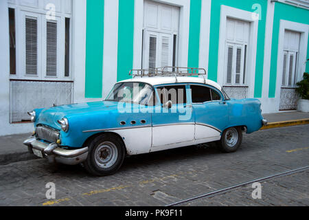 Vecchio e restaurato American Classic Cars velo le strade di Cienfuegos Cuba Foto Stock