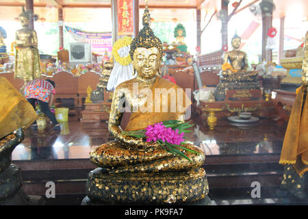 Il Buddha meditando su una base di lotus 5 fase. L'oro dorato che circonda le parole . Foto Stock