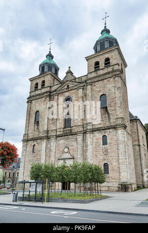 Davanti alla Cattedrale di San Pietro e di San Quirin, Cattedrale di Malmedy, Belgio. Un ex Abbazia dei Benedettini chiesa è incorniciata da due alte torri Foto Stock