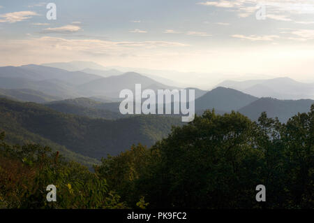 Le Blue Ridge Mountains da Blue Ridge Parkway vicino a Lexington Virginia. Foto Stock