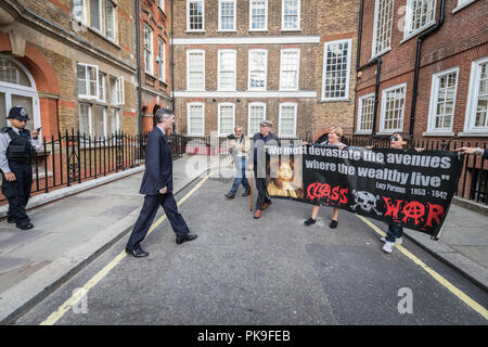 Giacobbe Rees-Mogg e la sua famiglia sono confrontati da anti-capitalista manifestanti dalla guerra di classe gruppo attivista al di fuori della sua casa di Westminster. Londra, Regno Unito. Foto Stock