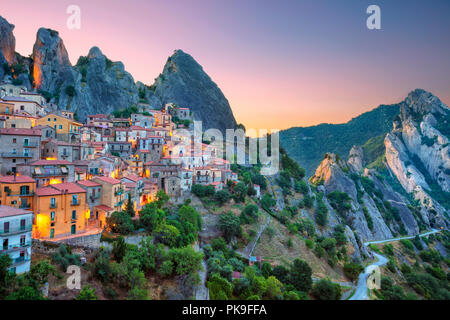 Castelmezzano, Italia. Cityscape immagine aerea della città medievale di Castelmazzano, Italia durante la bellissima alba. Foto Stock