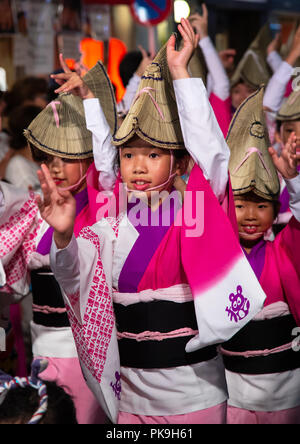 Bambini giapponesi con cappelli di paglia durante la Koenji Awaodori dance estate street festival, regione di Kanto, Tokyo, Giappone Foto Stock