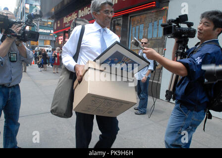 Un dipendente di Lehman Brothers Holdings Inc. realizza una scatola fuori della Lehman Brothers sede centrale globale a New York lunedì 15 settembre, 2008. Lehman ha presentato istanza di fallimento di protezione e rappresenta una delle più grandi banche di investimento a collassare dal 1990 il fallimento di Drexel Burnham Lambert durante la junk bond crisi. (Â© Richard B. Levine) Foto Stock