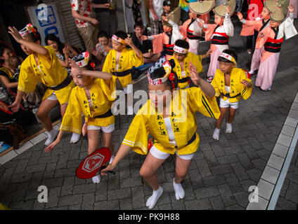 Bambini giapponesi durante la Koenji Awaodori dance estate street festival, regione di Kanto, Tokyo, Giappone Foto Stock