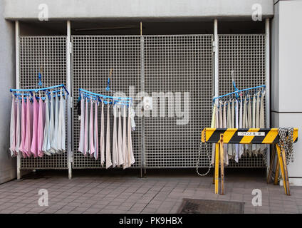 Stendibiancheria in strada, regione di Kanto, Tokyo, Giappone Foto Stock