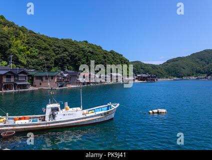 Barca dei pescatori nella baia, prefettura di Kyoto, Ine, Giappone Foto Stock