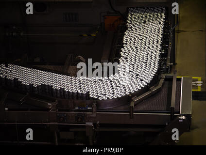 Produzione di birra Asahi all'interno di Asahi Breweries, regione di Kyushu, Fukukoa, Giappone Foto Stock