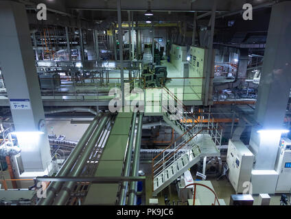 Produzione di birra Asahi all'interno di Asahi Breweries, regione di Kyushu, Fukukoa, Giappone Foto Stock