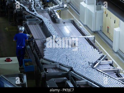 Produzione di birra Asahi all'interno di Asahi Breweries, regione di Kyushu, Fukukoa, Giappone Foto Stock