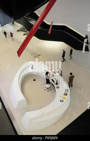 Italia Lazio Roma, MAXXI, visualizza in basso sul banco informazioni. Foto Stock