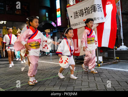 Bambini giapponesi durante la Koenji Awaodori dance estate street festival, regione di Kanto, Tokyo, Giappone Foto Stock