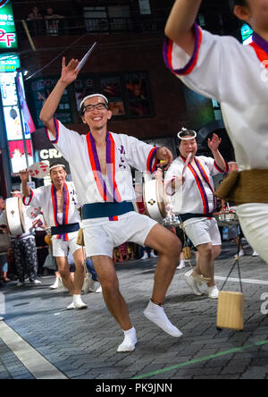 Ballerini giapponesi durante la Koenji Awaodori dance estate street festival, regione di Kanto, Tokyo, Giappone Foto Stock