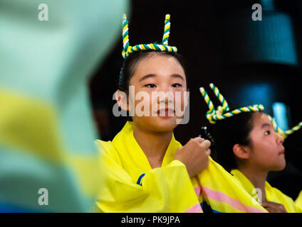 Bambini giapponesi durante la Koenji Awaodori dance estate street festival, regione di Kanto, Tokyo, Giappone Foto Stock