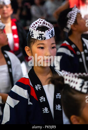 Bambini giapponesi durante la Koenji Awaodori dance estate street festival, regione di Kanto, Tokyo, Giappone Foto Stock