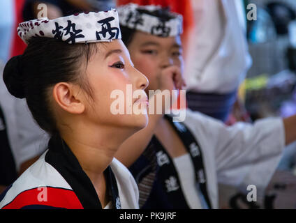 Bambini giapponesi durante la Koenji Awaodori dance estate street festival, regione di Kanto, Tokyo, Giappone Foto Stock