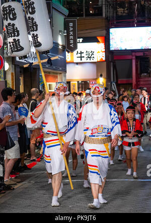 Ballerini giapponesi durante la Koenji Awaodori dance estate street festival, regione di Kanto, Tokyo, Giappone Foto Stock