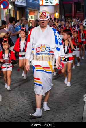 Ballerini giapponesi durante la Koenji Awaodori dance estate street festival, regione di Kanto, Tokyo, Giappone Foto Stock