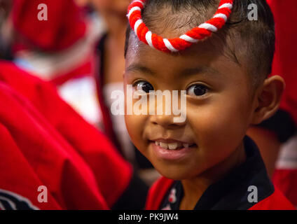 Bambini giapponesi durante la Koenji Awaodori dance estate street festival, regione di Kanto, Tokyo, Giappone Foto Stock