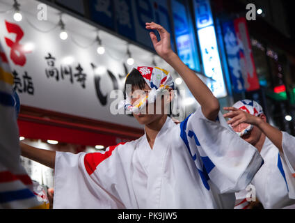 Ballerini giapponesi durante la Koenji Awaodori dance estate street festival, regione di Kanto, Tokyo, Giappone Foto Stock