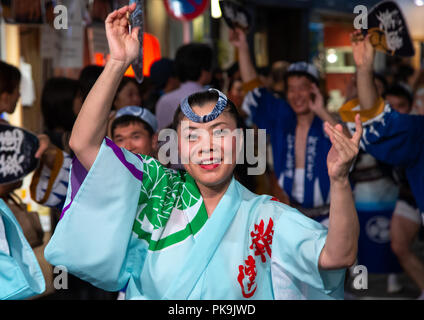 Ballerini giapponesi durante la Koenji Awaodori dance estate street festival, regione di Kanto, Tokyo, Giappone Foto Stock