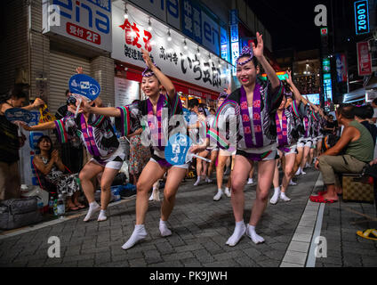 Ballerini giapponesi durante la Koenji Awaodori dance estate street festival, regione di Kanto, Tokyo, Giappone Foto Stock