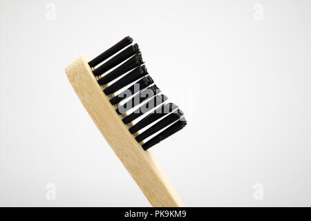 Spazzolino da denti di legno con setole scuro Foto Stock