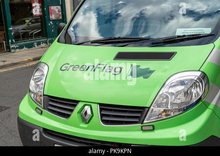 Bandiera verde ripartizione veicolo parcheggiato in UK street Foto Stock