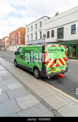 Bandiera verde Servizio assistenza guasti veicolo parcheggiato in strada Foto Stock