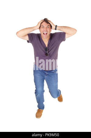 A urlare giovane uomo in esecuzione di frustrazione circa la notizia ha sentito, isolato per sfondo bianco Foto Stock