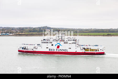 La Red Funnel Red Osprey arriva a Southampton. Red Funnel è una compagnia di traghetti operanti rotte tra Inghilterra e è Foto Stock